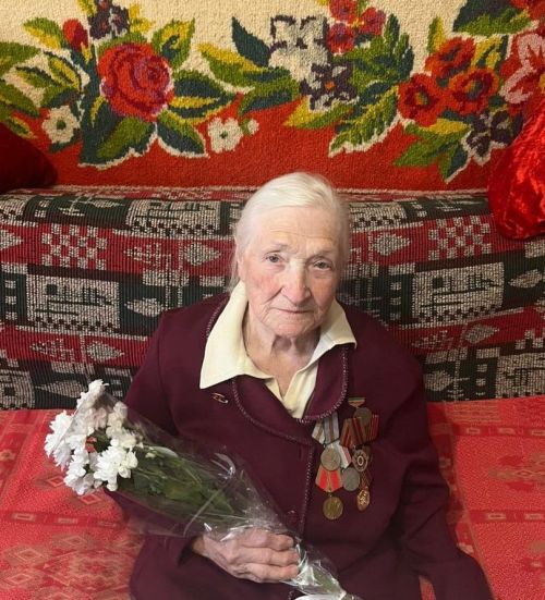 В Чистополе поздравили с 95-летием труженицу тыла и ветерана медицины
