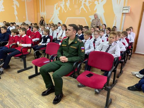 На уроке мужества в чистопольской школе волонтерам передали гуманитарную помощь для бойцов СВО