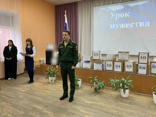 На уроке мужества в чистопольской школе волонтерам передали гуманитарную помощь для бойцов СВО