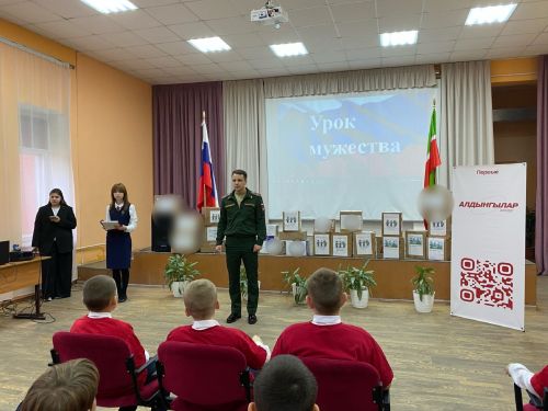 На уроке мужества в чистопольской школе волонтерам передали гуманитарную помощь для бойцов СВО