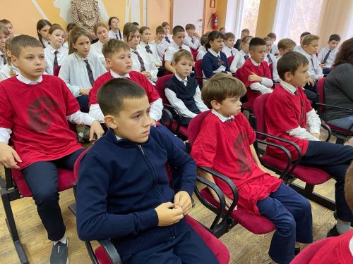 На уроке мужества в чистопольской школе волонтерам передали гуманитарную помощь для бойцов СВО
