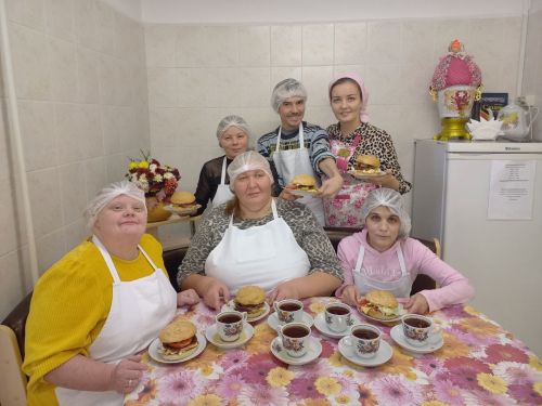 В чистопольском доме-интернате прошёл кулинарный мастер-класс «Бургерная магия»