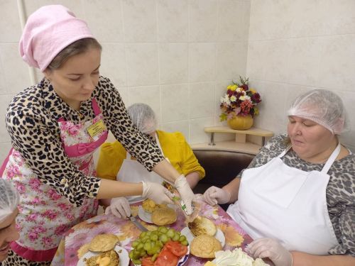 В чистопольском доме-интернате прошёл кулинарный мастер-класс «Бургерная магия»