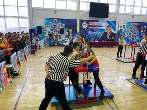 Почти 500 спортсменов приехали в Чистополь для участия в первенстве и чемпионате Татарстана по армрестлингу