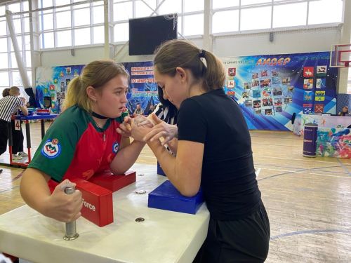 Почти 500 спортсменов приехали в Чистополь для участия в первенстве и чемпионате Татарстана по армрестлингу