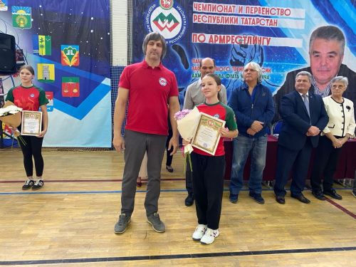 Почти 500 спортсменов приехали в Чистополь для участия в первенстве и чемпионате Татарстана по армрестлингу