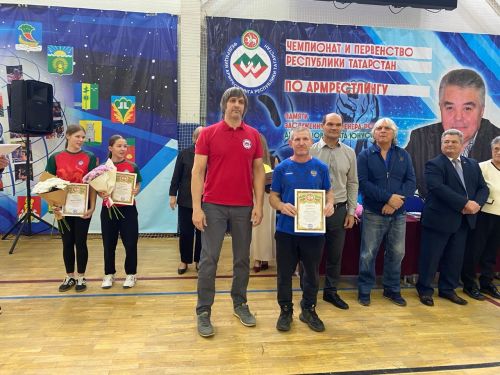 Почти 500 спортсменов приехали в Чистополь для участия в первенстве и чемпионате Татарстана по армрестлингу