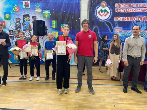 Почти 500 спортсменов приехали в Чистополь для участия в первенстве и чемпионате Татарстана по армрестлингу