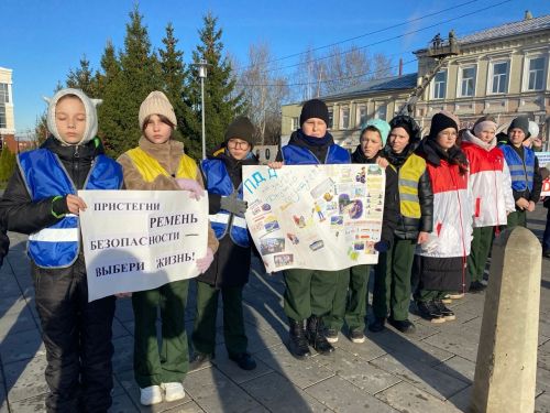 В Чистополе почтили память жертв ДТП масштабной акцией с участием детей