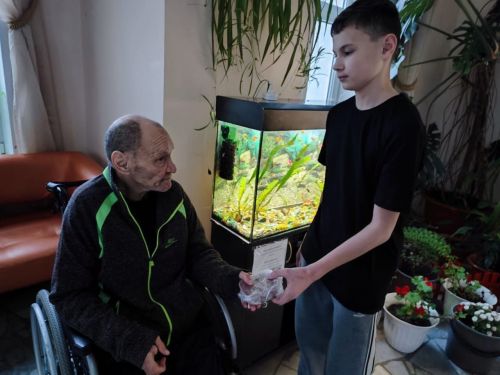 Воспитанники Чистопольского детского дома подарили пожилым ягоды со своего огорода