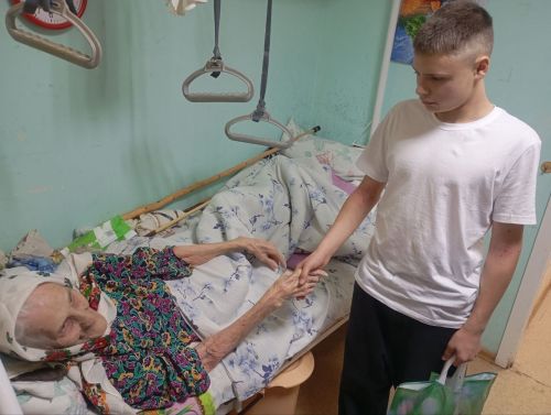 Воспитанники Чистопольского детского дома подарили пожилым ягоды со своего огорода