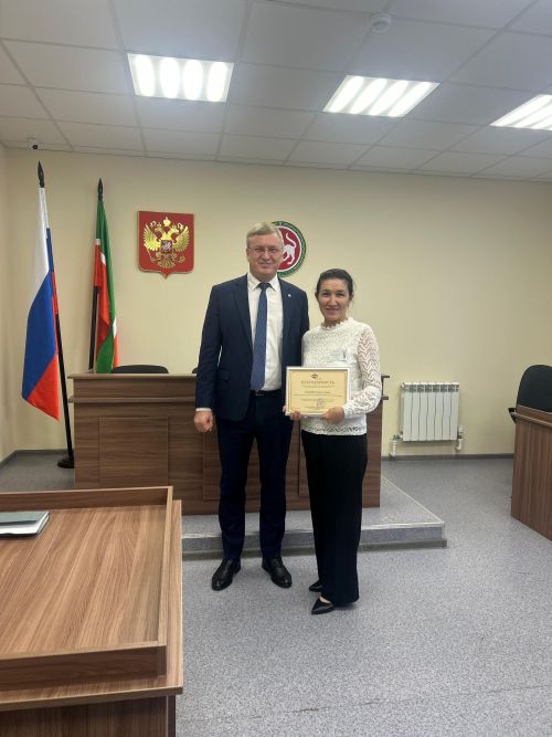 Замминистра юстиции Татарстана наградил помощника чистопольского мирового судьи