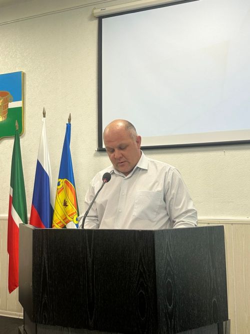 Глава Чистопольского района поручил украсить здания к Новому году и завершить дела