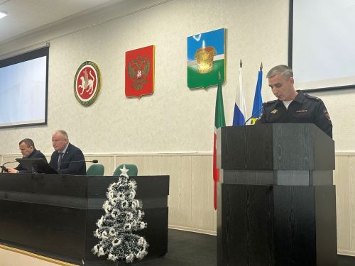 Глава Чистопольского района поручил украсить здания к Новому году и завершить дела