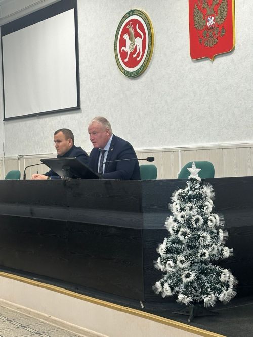Глава Чистопольского района поручил украсить здания к Новому году и завершить дела