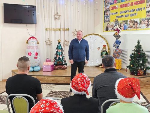 Глава Чистопольского района и депутат Госсовета РТ поздравили воспитанников детского дома с наступающим Новым годом