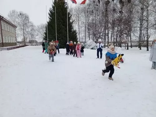 Скачки на коне и бег в лаптях: в Чистопольском районе прошли «Весёлые состязания»