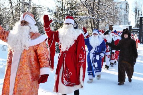 В Чистополе состоялся праздничный парад Дедов Морозов