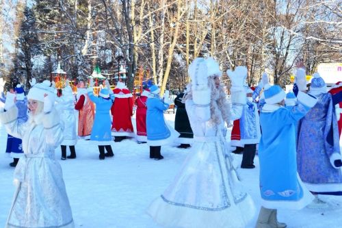 В Чистополе состоялся праздничный парад Дедов Морозов
