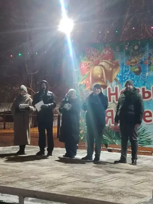 В микрорайоне «Мельничная площадь» зажгли главную новогоднюю ёлку