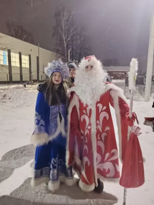 В микрорайоне «Мельничная площадь» зажгли главную новогоднюю ёлку