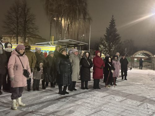 В микрорайоне «Мельничная площадь» зажгли главную новогоднюю ёлку