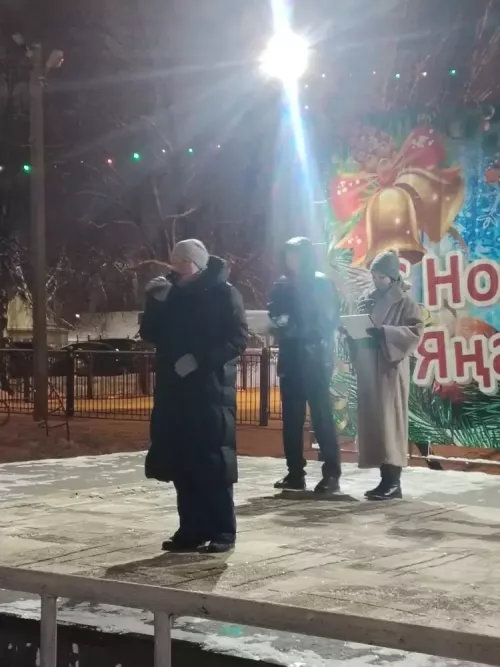 В микрорайоне «Мельничная площадь» зажгли главную новогоднюю ёлку