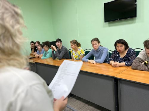 Творчество без границ: молодёжь с ОВЗ создавала подарки для близких