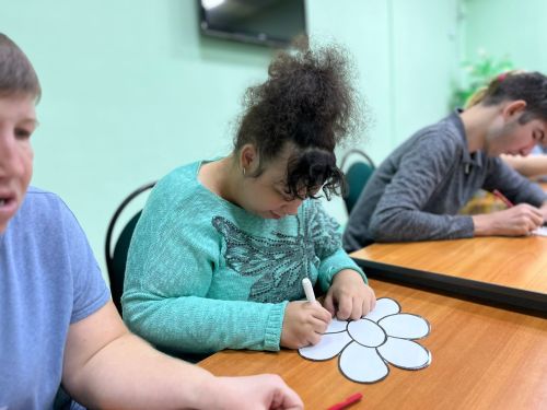 Творчество без границ: молодёжь с ОВЗ создавала подарки для близких