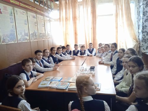 Путешествие в мир дружбы: лицеисты познакомились с литературой о настоящих друзьях