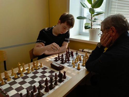 38 спортсменов приняли участие в чемпионате по быстрым шахматам