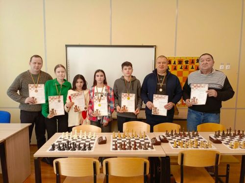 38 спортсменов приняли участие в чемпионате по быстрым шахматам