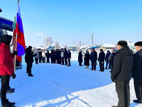 В Чистополе на стене школы № 6 открыли мемориальную доску в память об участнике СВО Игоре Матвееве