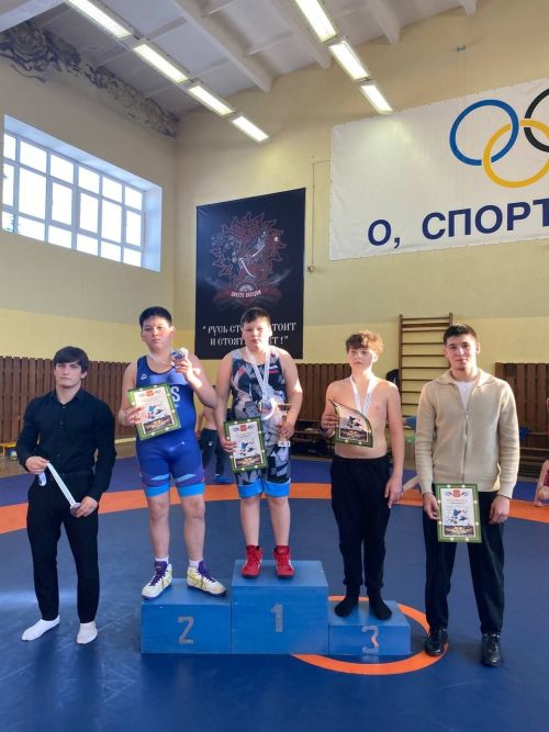 125 юношей приняли участие в Первенстве по греко-римской борьбе