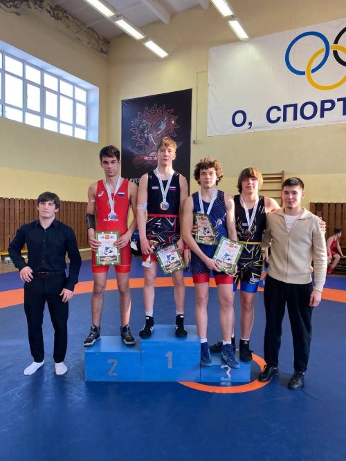 125 юношей приняли участие в Первенстве по греко-римской борьбе