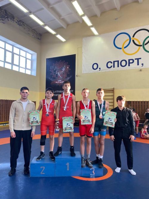 125 юношей приняли участие в Первенстве по греко-римской борьбе