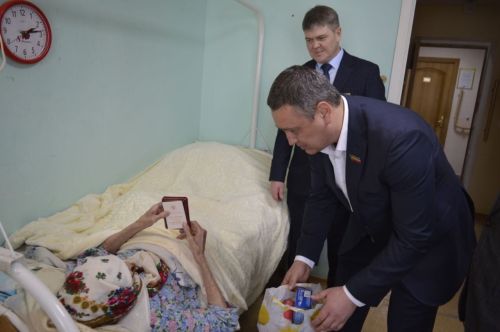 Депутат Госсовета РТ Наиль Залаков вручил юбилейные медали труженикам тыла