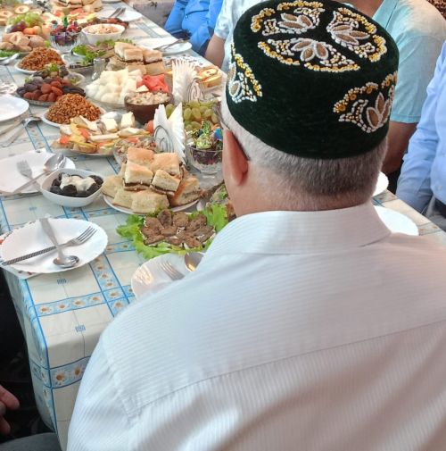 Можно ли приглашать на ифтар тех, кто не соблюдает пост