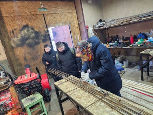 Участники кружка «Юный сварщик» создают декоративный забор из катанки