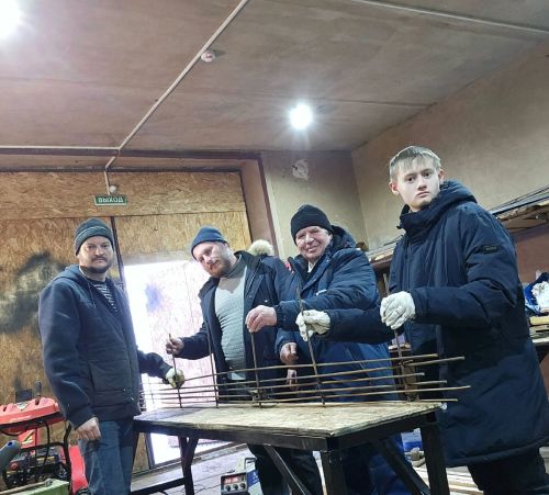 Участники кружка «Юный сварщик» создают декоративный забор из катанки