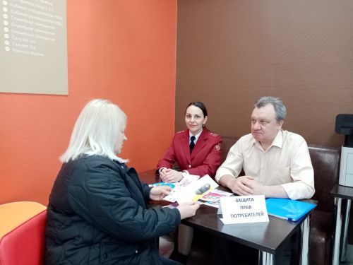 В чистопольском офисе МФЦ сотрудники Госалкогольинспекции и Роспотребнадзора разъясняли потребительские права