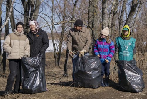 На дамбе в Чистополе состоялся субботник