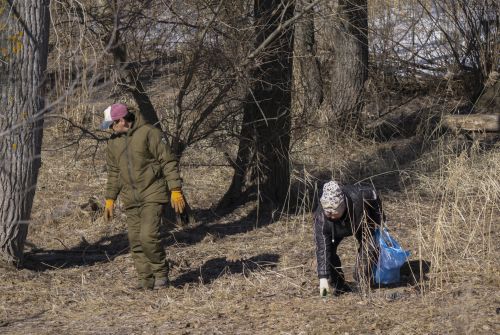 На дамбе в Чистополе состоялся субботник