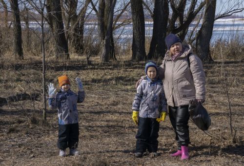На дамбе в Чистополе состоялся субботник