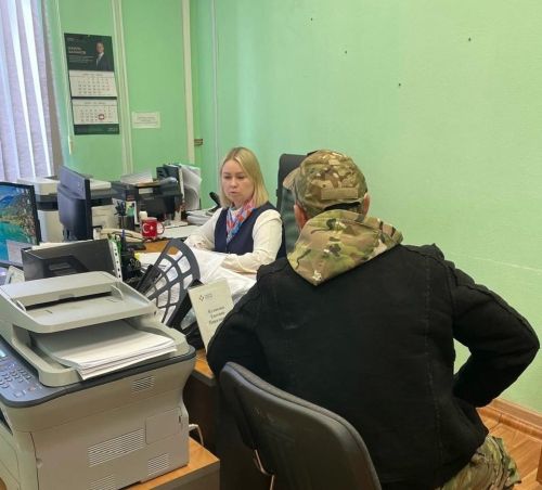 В центре занятости населения прошла консультация по финансовой помощи для участников СВО