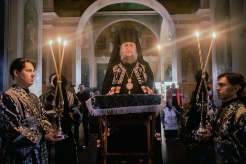 Епископ Пахомий совершил Великое повечерие в Свято-Никольском кафедральном соборе