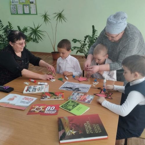 Дети села Чистопольского района создали открытки ветеранам на мастер-классе ко Дню Победы