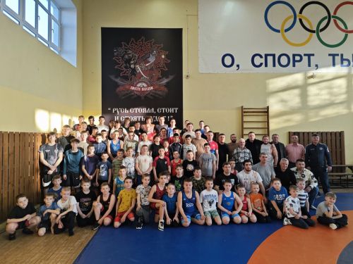 Призер Олимпийских игр Сергей Емелин провел мастер-класс по греко-римской борьбе для юных чистопольских спортсменов