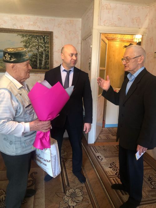 Ветерана труда Ирана Гатауллина поздравили с наступающим праздником - Днём Победы