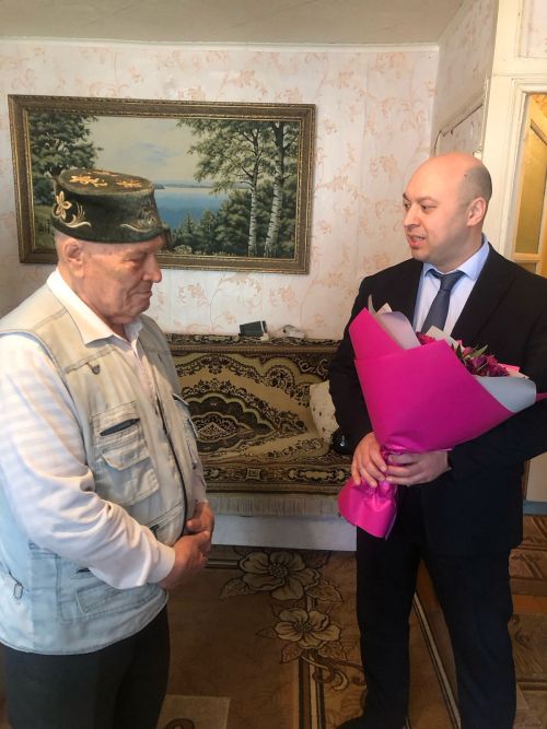 Ветерана труда Ирана Гатауллина поздравили с наступающим праздником - Днём Победы